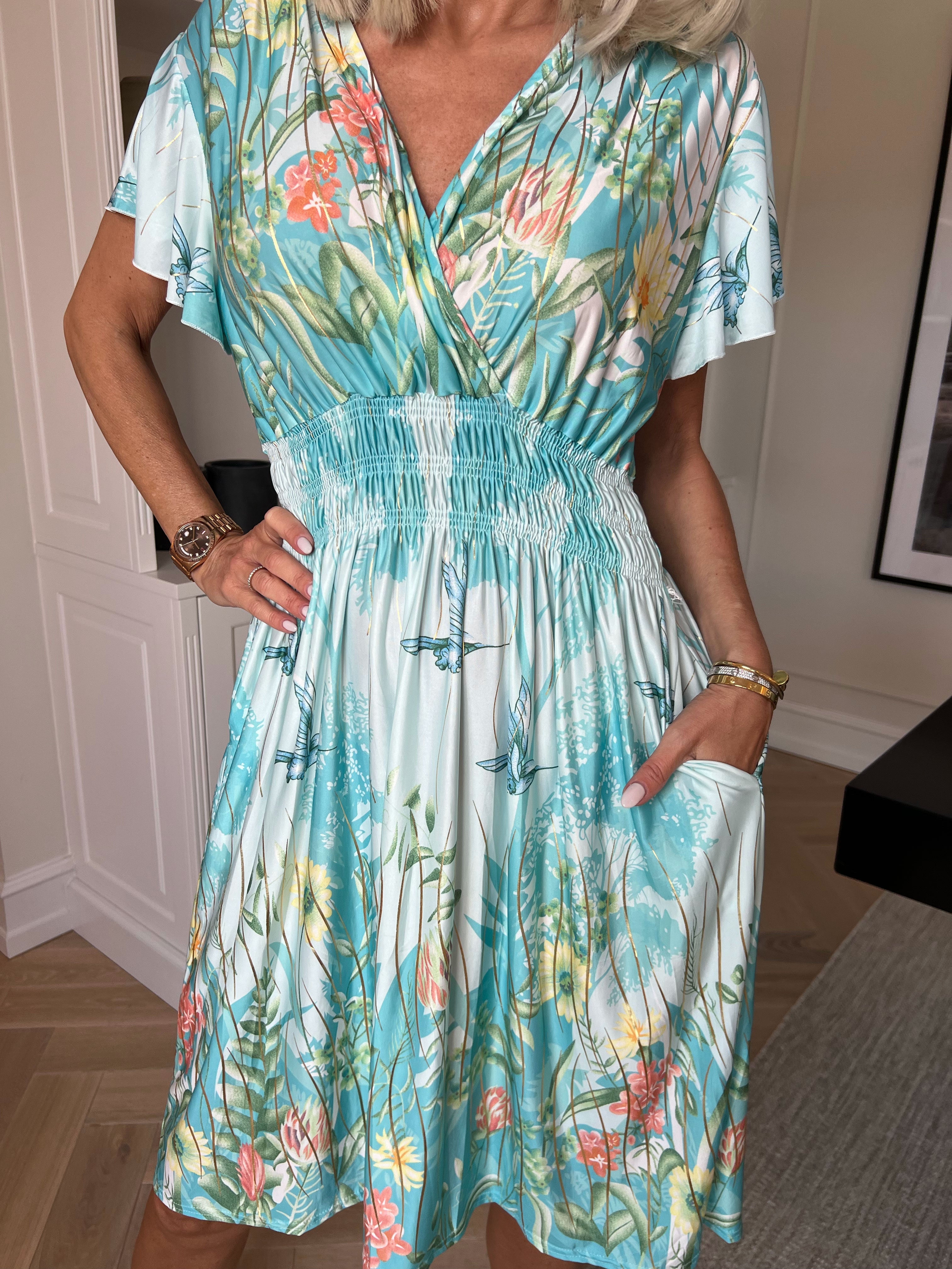 Pams Hummingbird Short - Kort elastisk kjole med fuglemotiver, guld detaljer og lommer